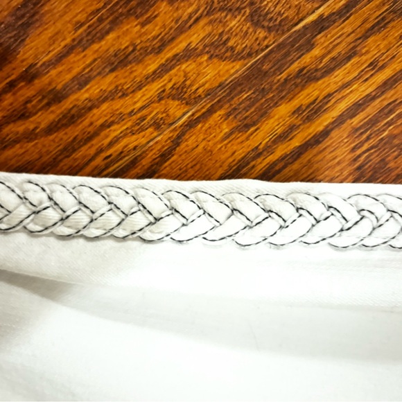 7 for all mankind white denim with braided embellishment on both legs. Size 25. - Picture 8 of 10